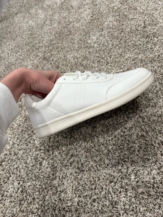 Old Navy White Low-Top Sneakers for Women - Picture 5 of 5